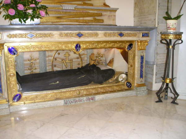 800px-Bac_Catherine_Cercueil